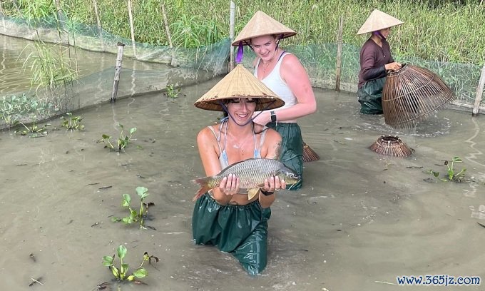 Du khách bắt cá ở Ninh Bình. Ảnh: Buffalo Cave Tours