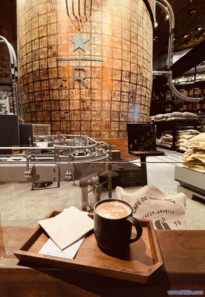 Tại Starbucks Reserve Roastery， du khách có thể vừa ngồi uống cà phê， vừa theo dõi quá trình rang xay. Ảnh: Linh Hương