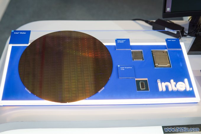 Tấm wafer được dùng để làm chip của Intel， được trưng bày tại sự kiện về đổi mới sáng tạo， tháng 10/2023. Ảnh: Lưu Quý